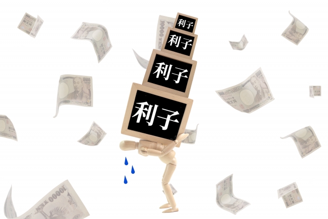 お金を手に頭を抱える。池田市で債務整理の無料相談ができます